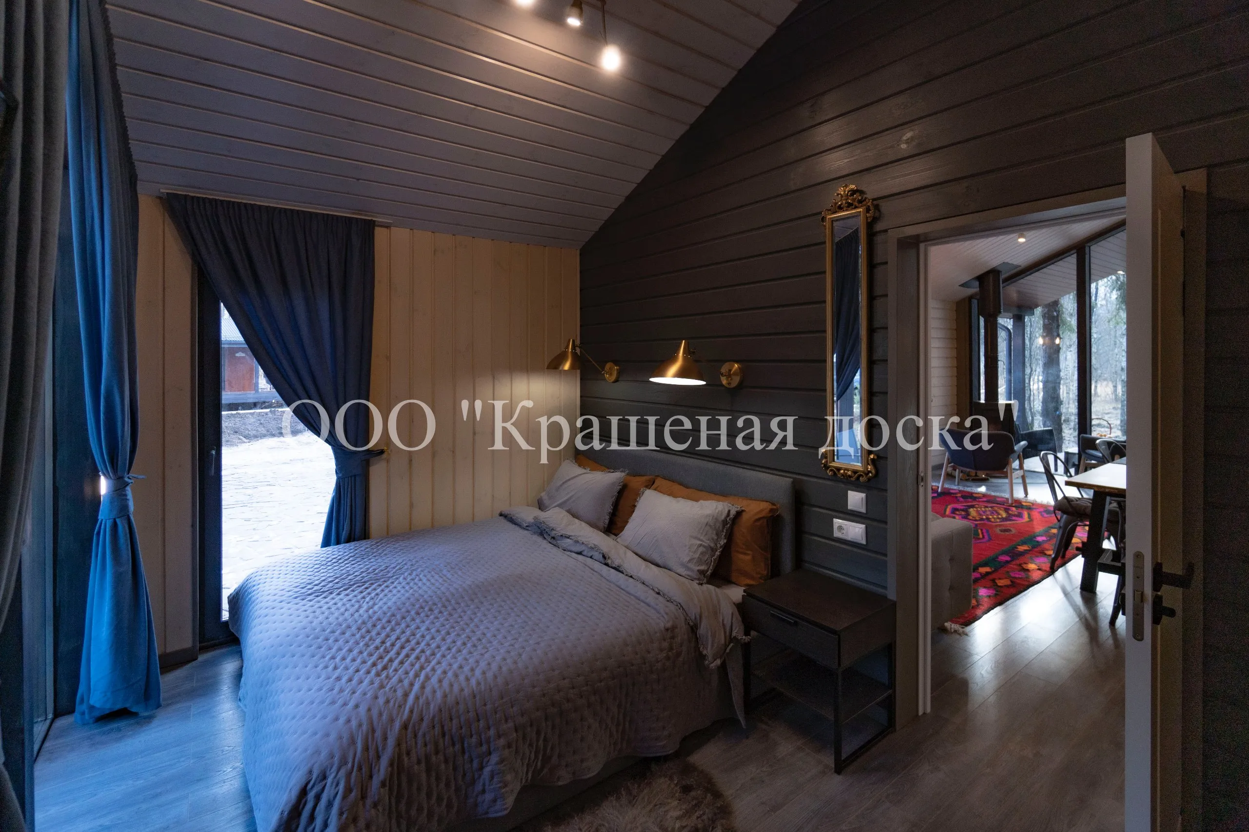 Спальня с тёмной и светлой крашеной доской